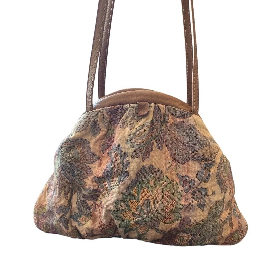 tapestry vintage satchel purse Beautiful condition. BOHO, cottage-core.